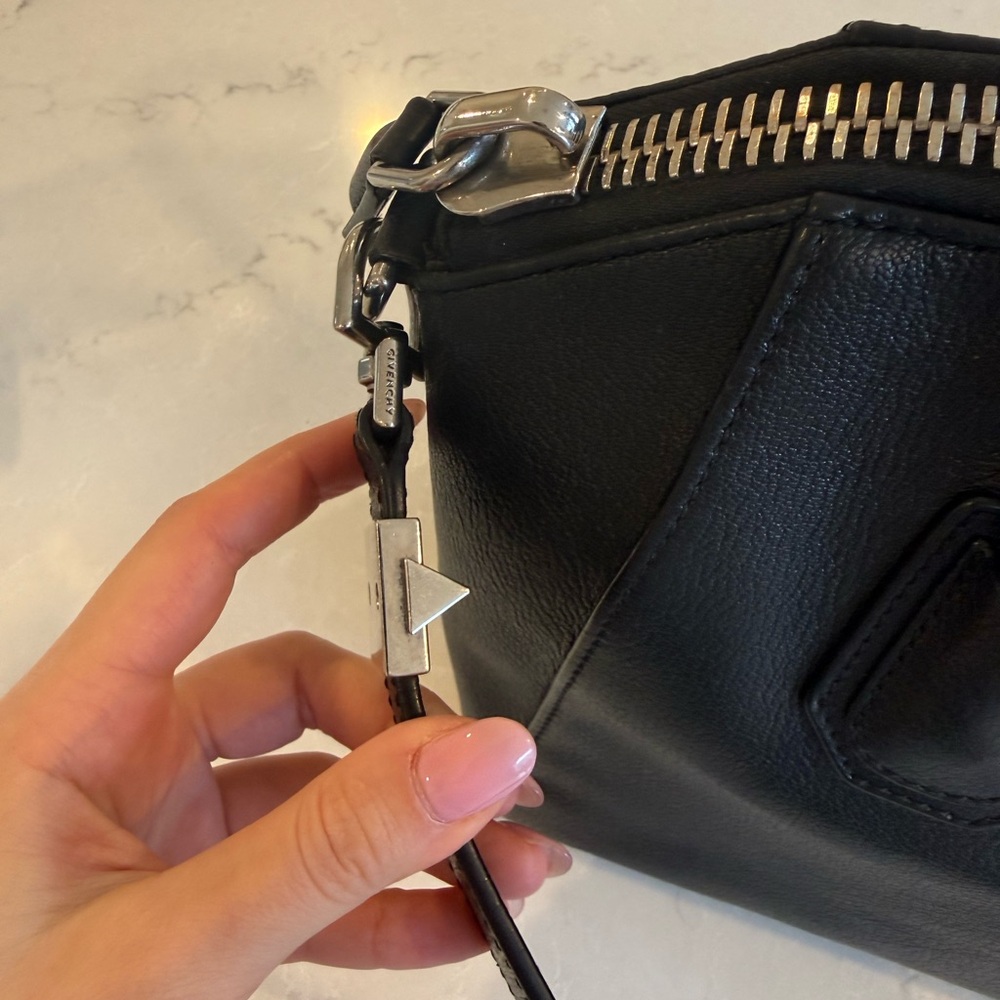 Beautiful Authentic Givenchy Antigona Small Sugar Goatskin Black Satchel Bag - Picture 6 of 9